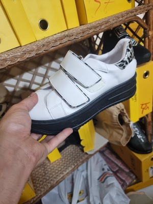 سبورت ابيض