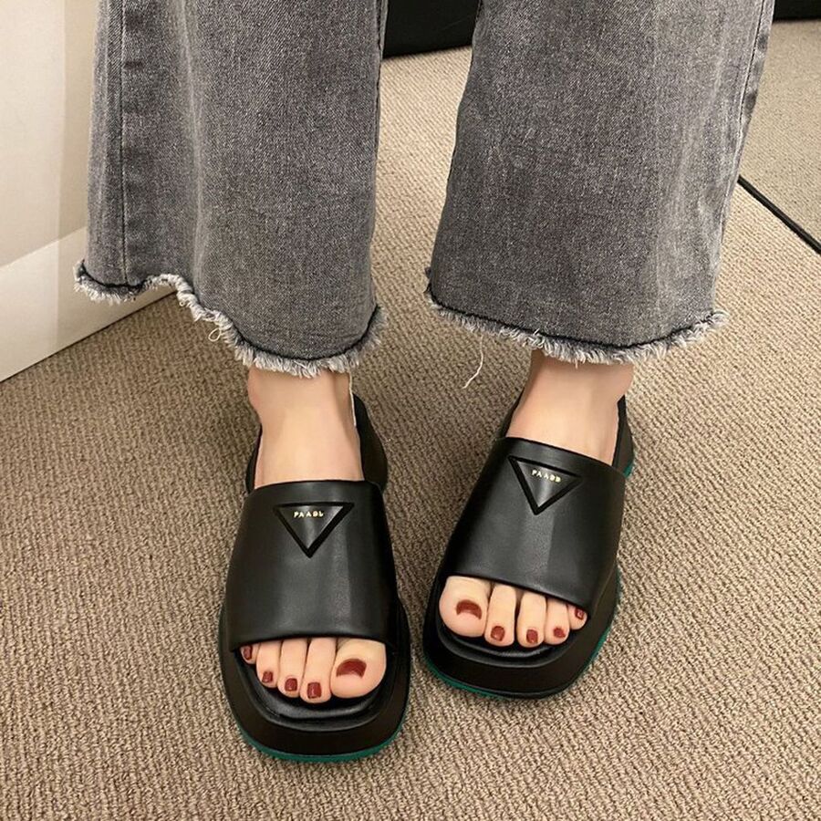 بابوج طبي ماركي Prada